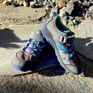 Merrell kids hiking shoes size 1. Preowned.